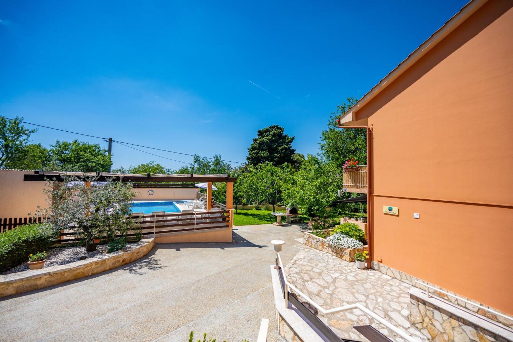 E-M Apartments With Private Pool Vinkuran Exterior photo