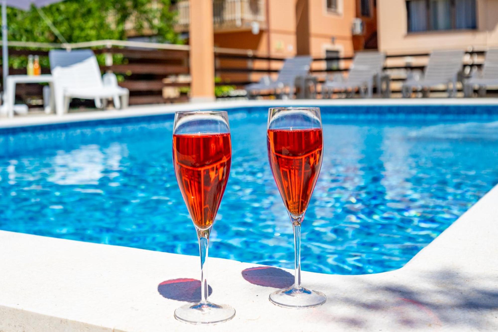 E-M Apartments With Private Pool Vinkuran Exterior photo