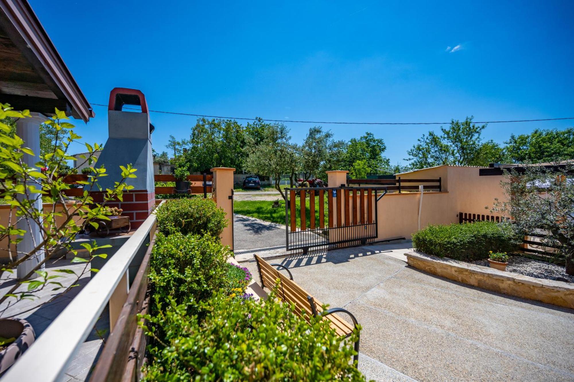 E-M Apartments With Private Pool Vinkuran Exterior photo